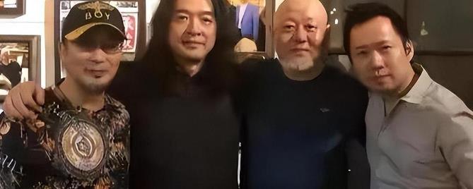 央视春晚|央视春晚一曲成名,被砍下巴脱落缝130针变阶下囚,今卖马桶为生