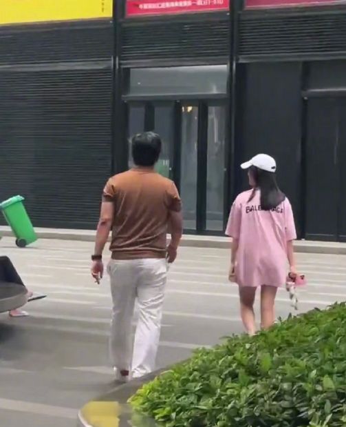 何炅|王诗龄晒与何炅合照，时隔多年再次同框，网友感叹何炅不会老