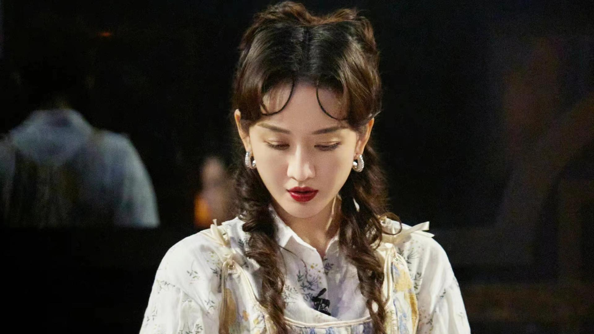 王鸥 王鸥大侦探新造型太美了，碎花裙搭双马尾，清纯又减龄！