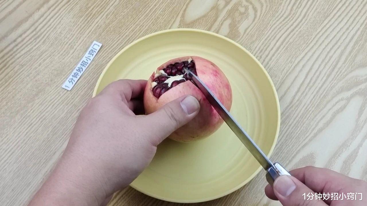 石榴|今天才知道,石榴上有个小开关,勺子轻轻敲一敲,石榴籽全部掉落