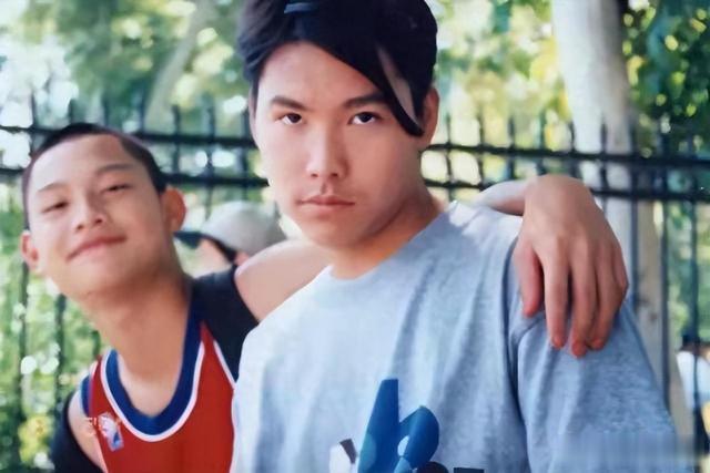 他14岁出国19岁入狱，23岁靠在妈妈怀里离世，一年后作品惊艳众人