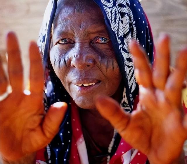 火山|最耐热的阿法尔部落：在60度高温的沙漠中生存，还要顶着烈日干活