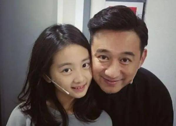 邓超 邓超8岁女儿打耳洞，戴超大耳坠上学？网友：太早熟