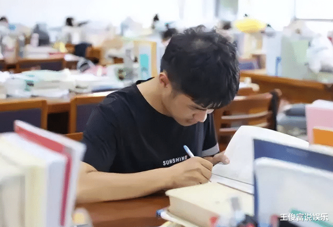 |211硕士毕业生做男模,日薪超5000却后悔想考公,担心政审不过关