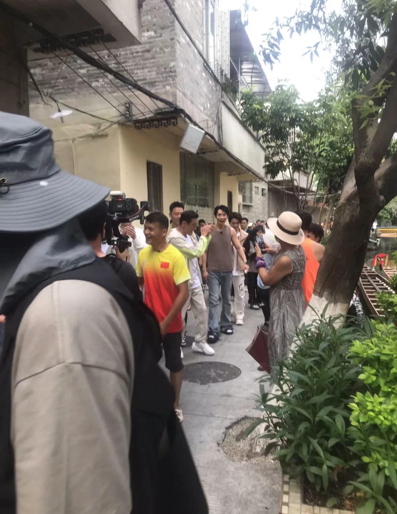 梁家辉|65岁梁家辉老到认不出,现身广东老家赛龙舟,身材健朗精神不错