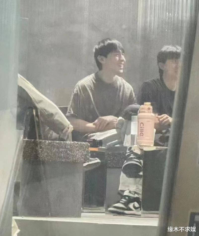 邓伦正式复出！成立火社甄选开启首场直播，成绩不佳离场后颓废！