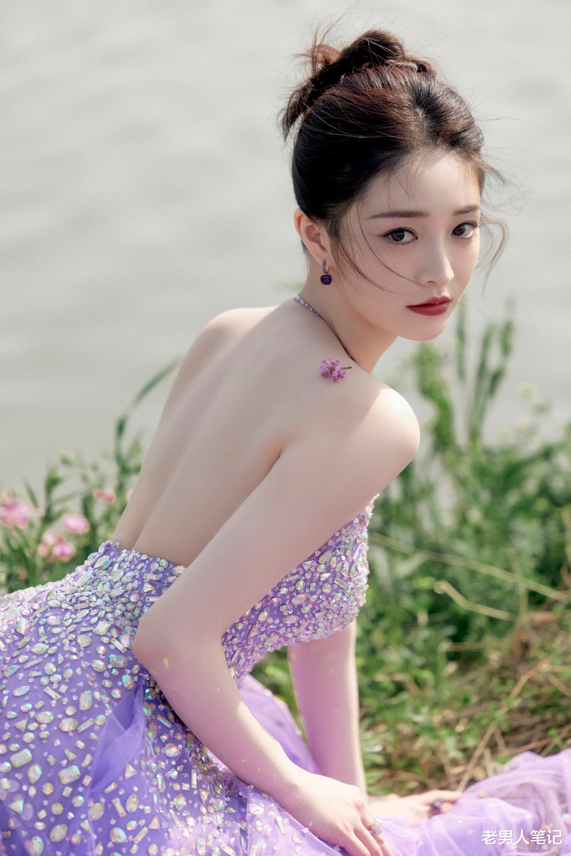 水果 周洁琼紫色闪钻纱裙，红唇美背，闪耀吸睛