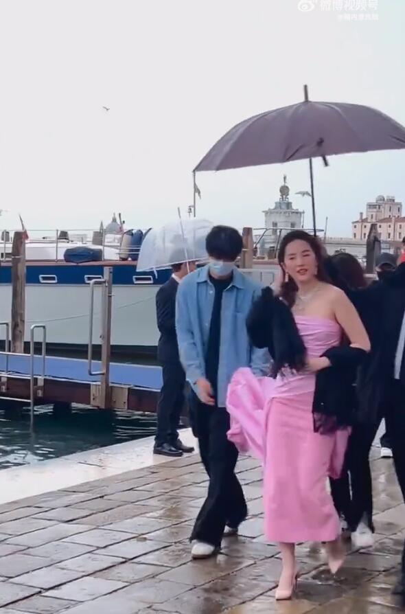 刘亦菲|刘亦菲国外看秀，路透被指太大牌，生图差距大被质疑整容！