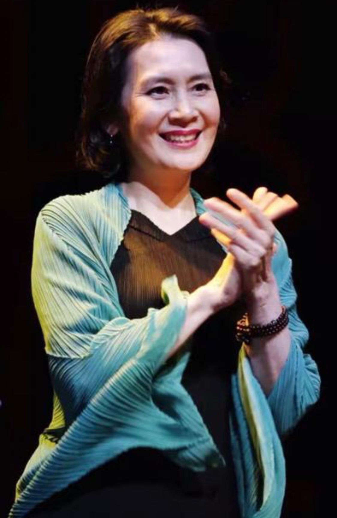 看到65岁肖雄的穿搭,我悟了:不穿老年装、不烫奶奶头,优雅到老