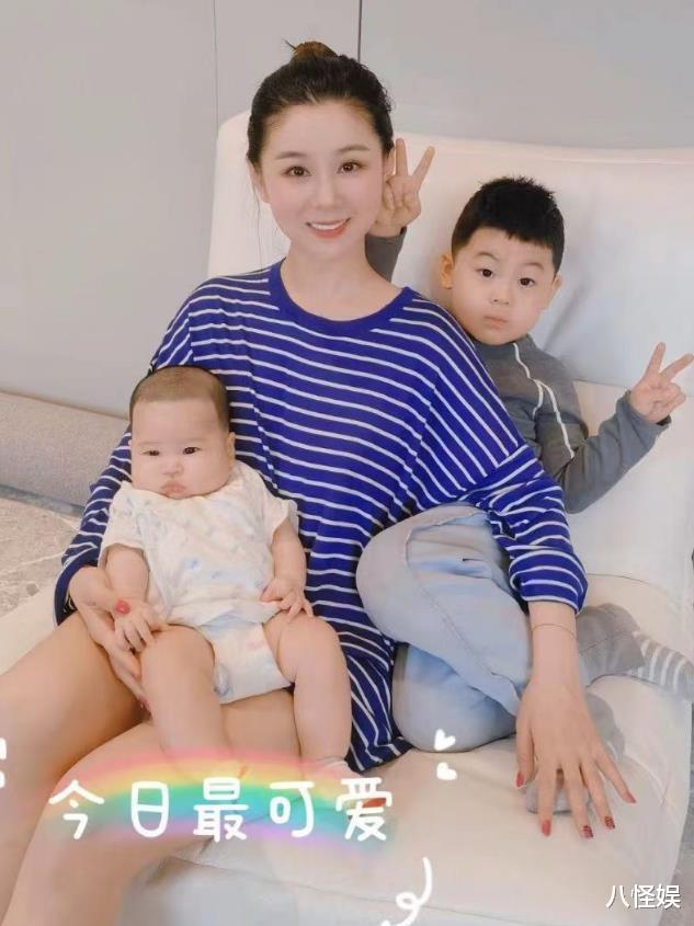 李小萌晒照庆生,天生一张冻龄脸还像小姑娘,王雷望妻眼好温柔