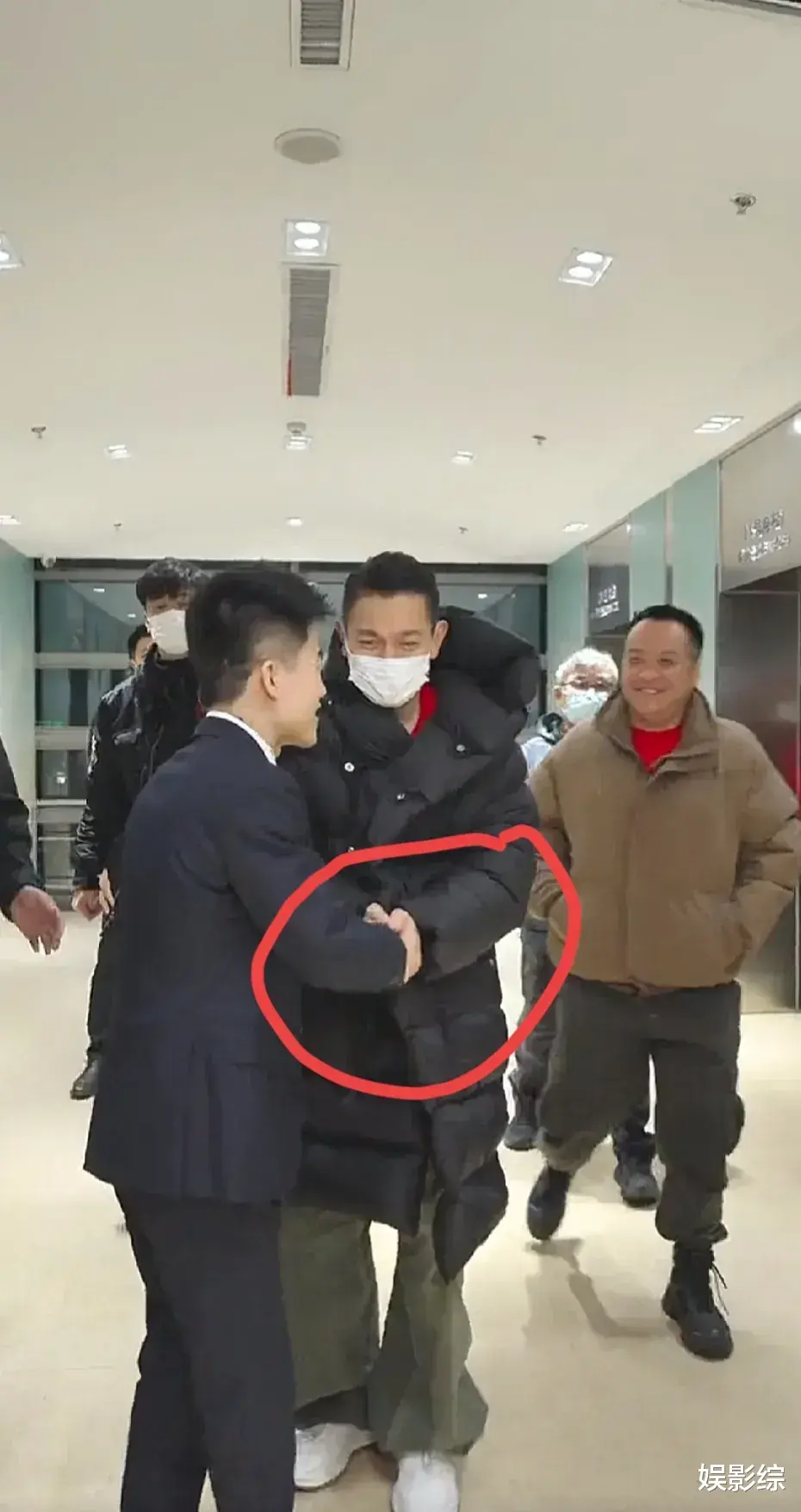 刘德华与董宇辉见面握手显真诚，坐得办公室简陋