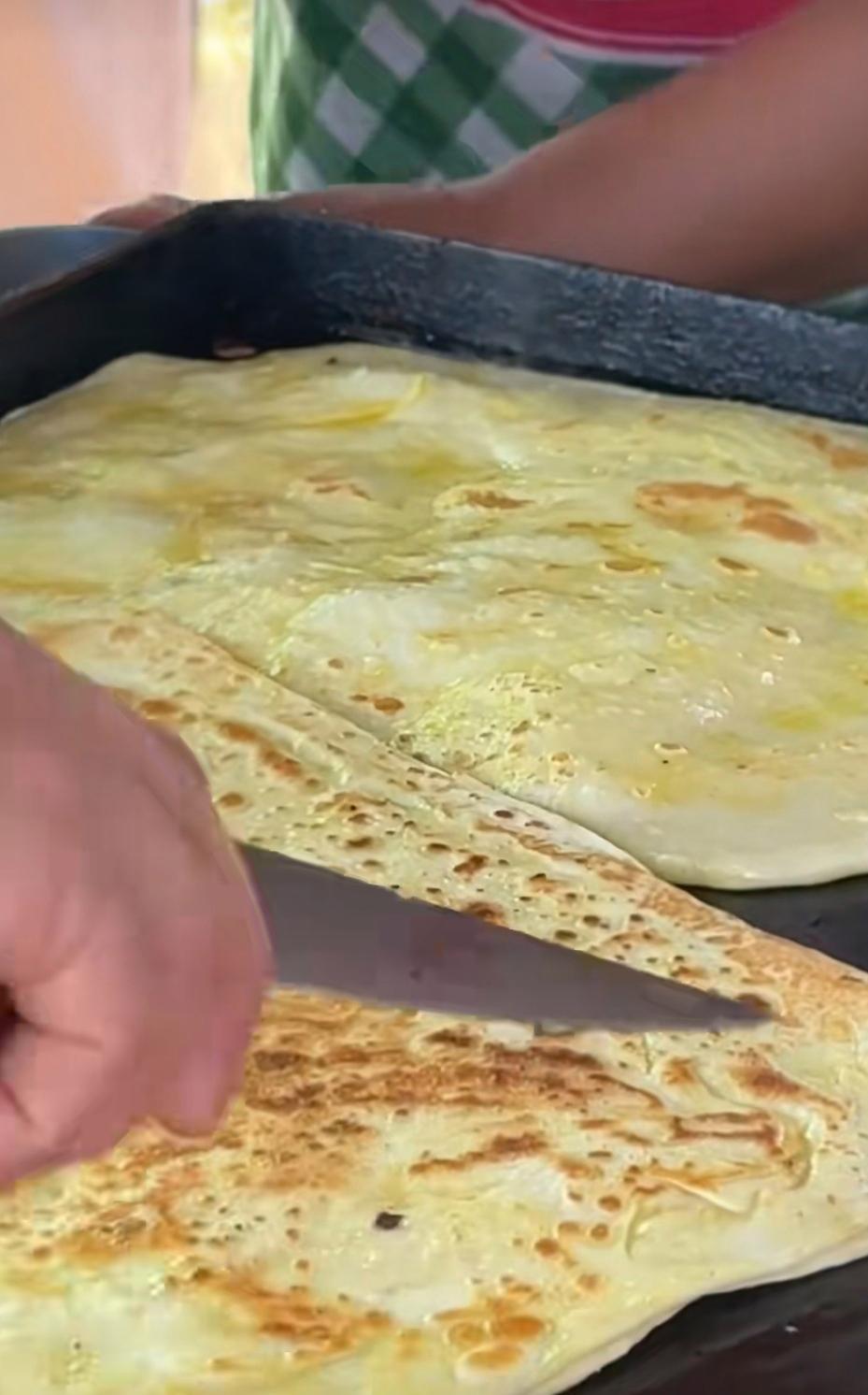 他没有被物质化,大网红回归生活,推着小车继续卖他的鸡蛋饼