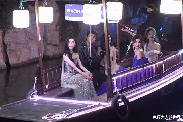 德云社秦霄贤参加盛典，与四位美女同船，师父的快乐老秦体会到了