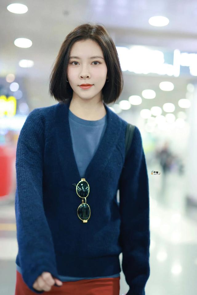 宋妍霏剪短发后颜值爆表!红色小短裙搭蓝色针织,英气逼人很加分