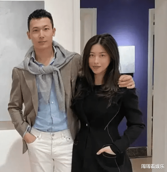 朱珠一家三口出游！穿深V连衣裙险走光，富豪老公长相帅气似窦骁