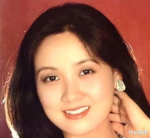 65岁的邓婕，终于为自己的“丁克”付出了代价