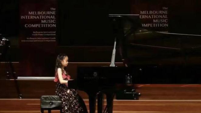 戚薇女儿现身墨尔本参加钢琴比赛，奢华礼服瞩目，多次弹错引热议