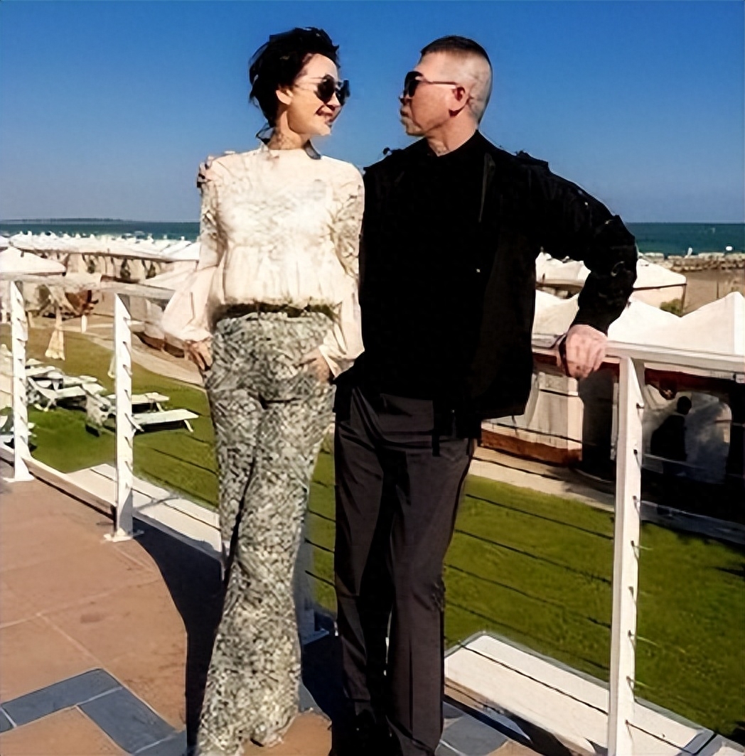 国内赚钱国外花！这6位著名明星移居国外，住豪宅开豪车