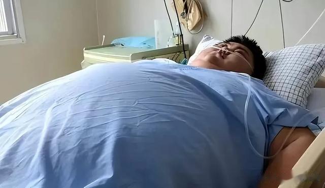 14岁男孩一顿吃18包泡面，体重300斤，去世前每个毛孔都在流水