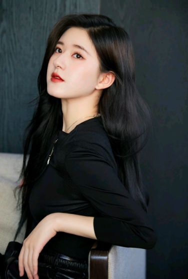 赵露思素人时期照片曝光，头大身小穿劣质外套，手拿三大袋奢侈品