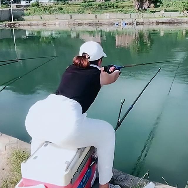 |越来越多的女人喜欢钓鱼了(多图)