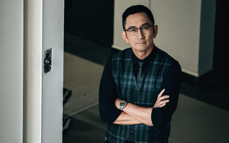 吴启华|港星吴启华庆59岁生日!年轻女粉丝送上关爱,女方青春靓丽身材好