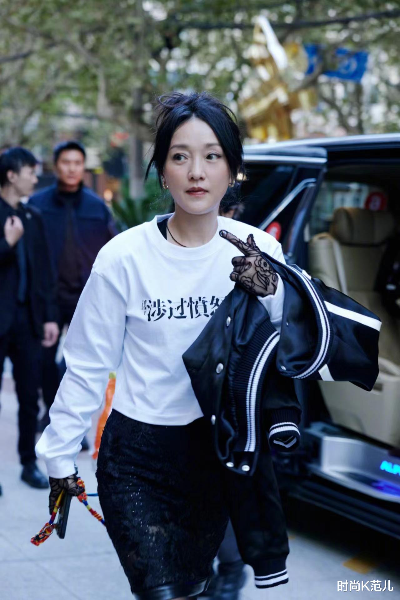 周迅宣传新电影，白T搭配黑色蕾丝皮裙，时尚又显个性！