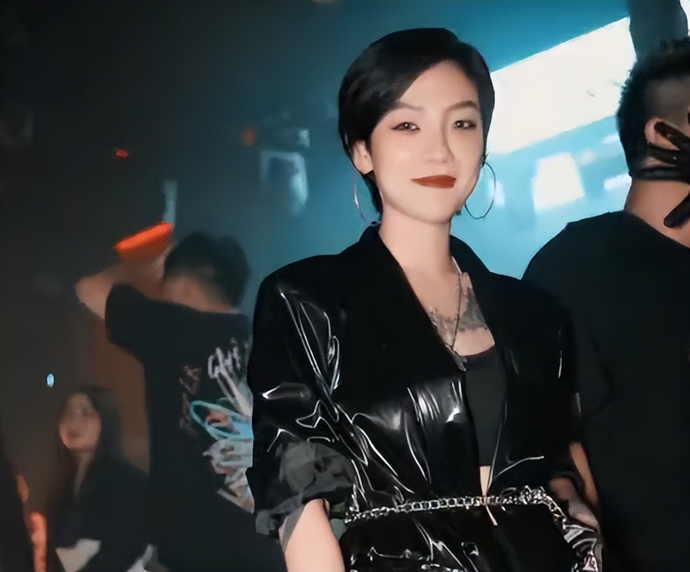 黑婚纱新娘结婚5年现状,被磨平了棱角,妆变淡眼无光疑回归家庭