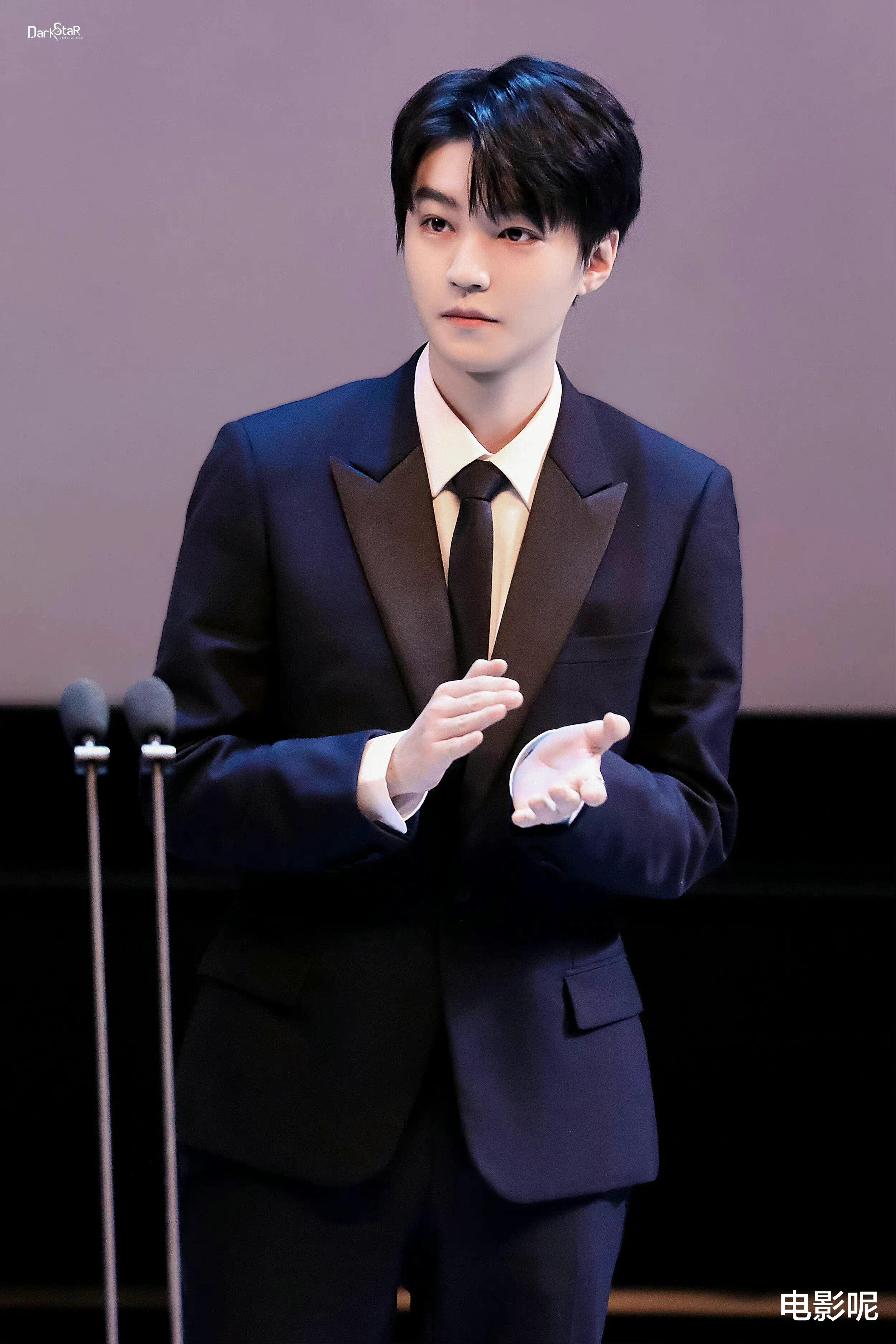 王俊凯|王俊凯平遥电影节第二日露面,兼具保暖和潮流的冬日穿搭!