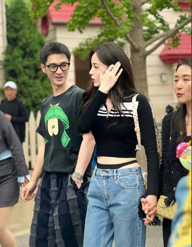 古力娜扎秦亦铭甜蜜约会 紧跟男友身后好甜蜜