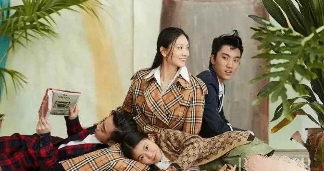 陈婷|张艺谋娇妻携儿女拍大片，陈婷一改往日黄脸婆形象，尽显贵妇气质