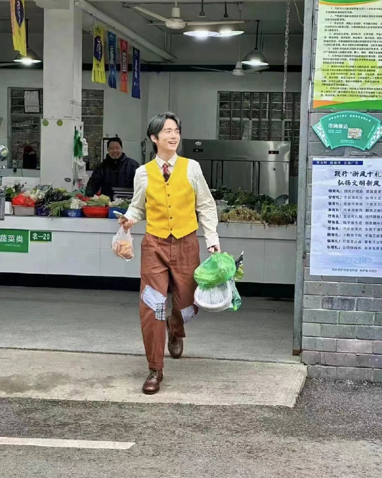 钟汉良|姚晨菜市场买菜背蛇皮袋，吃棒棒糖气场足，狂飙老默现场帅气杀鱼