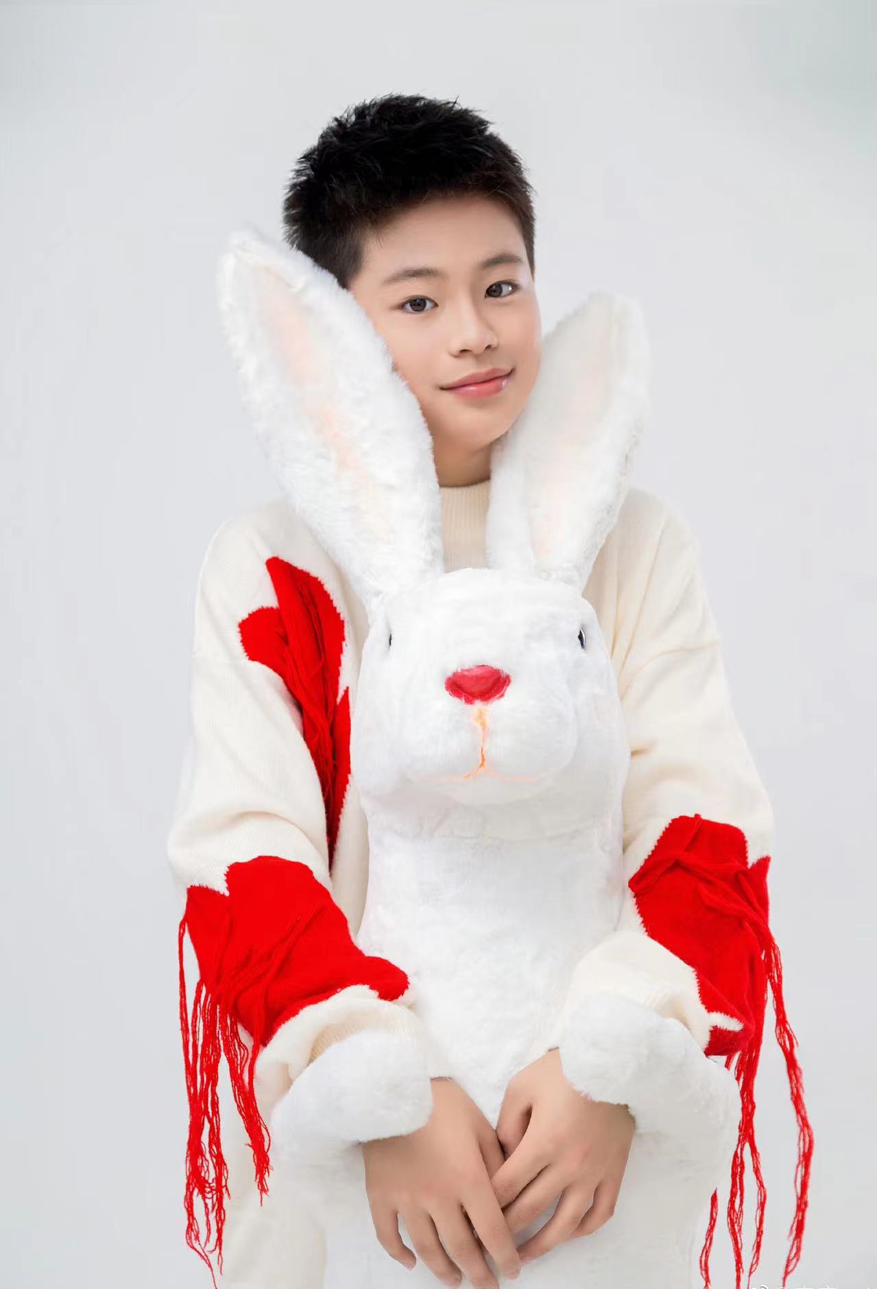 蔡国庆|蔡国庆为儿子办宴席庆生!12岁庆庆容貌大变,浓眉大眼撞脸林志颖