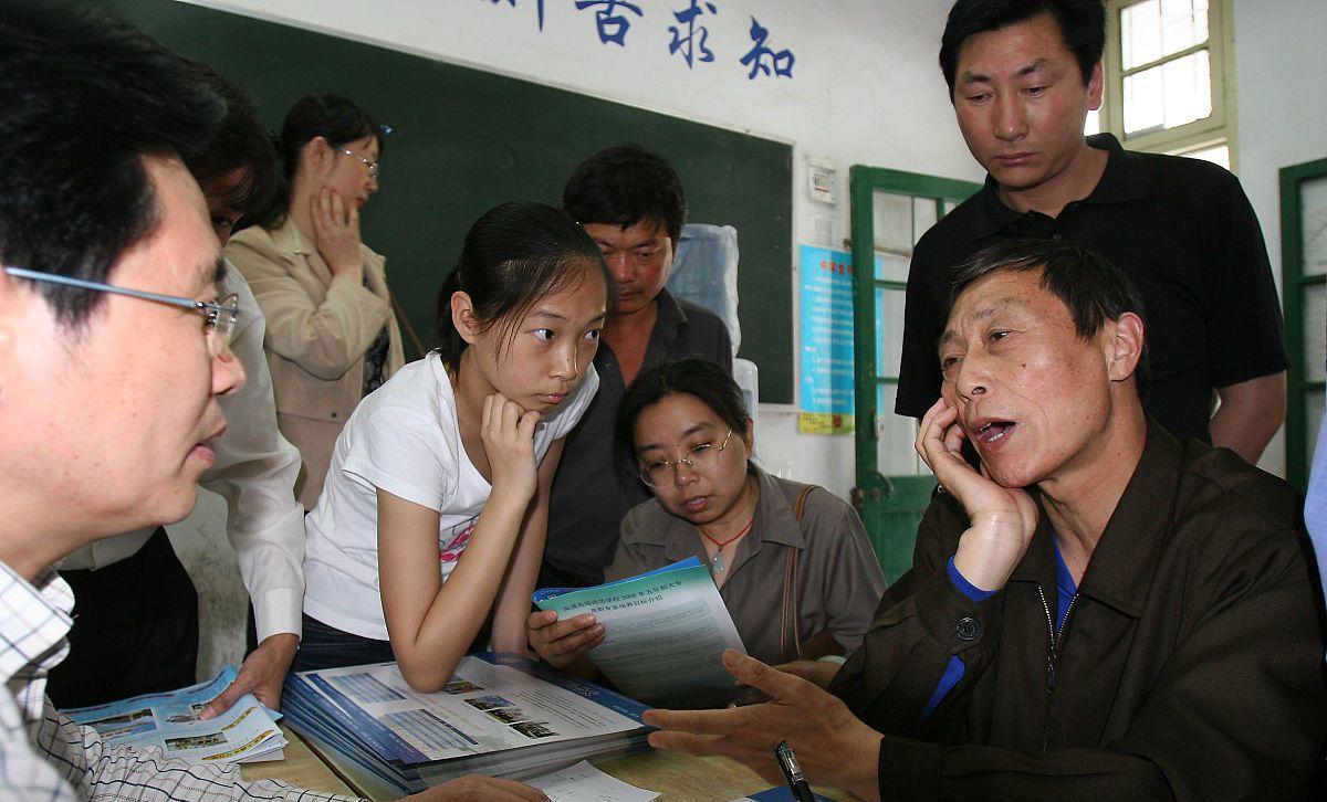 招聘|中小学教师去除编制,招聘老师年薪25万无人问津,改革要不要进行