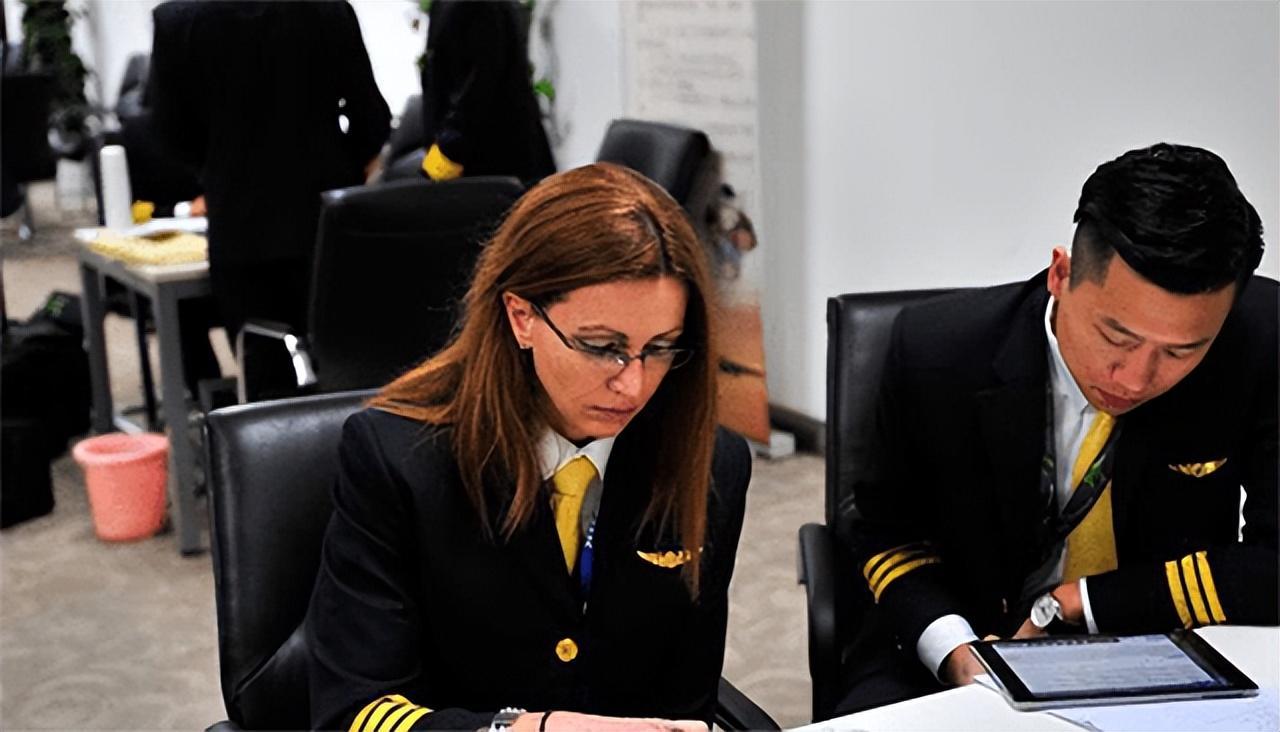 美军战机女飞行员金贝丽,退伍来中国求职养家,如今怎样了?