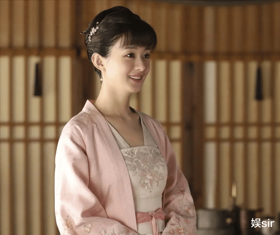 戴假发和大10岁赵丽颖看演唱会，“姐弟恋”曝光？王一博方回应了