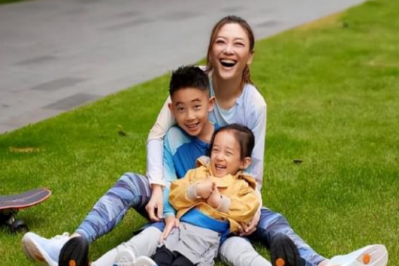 应采儿晒出温馨母子照!网友直呼与陈小春长得一模一样