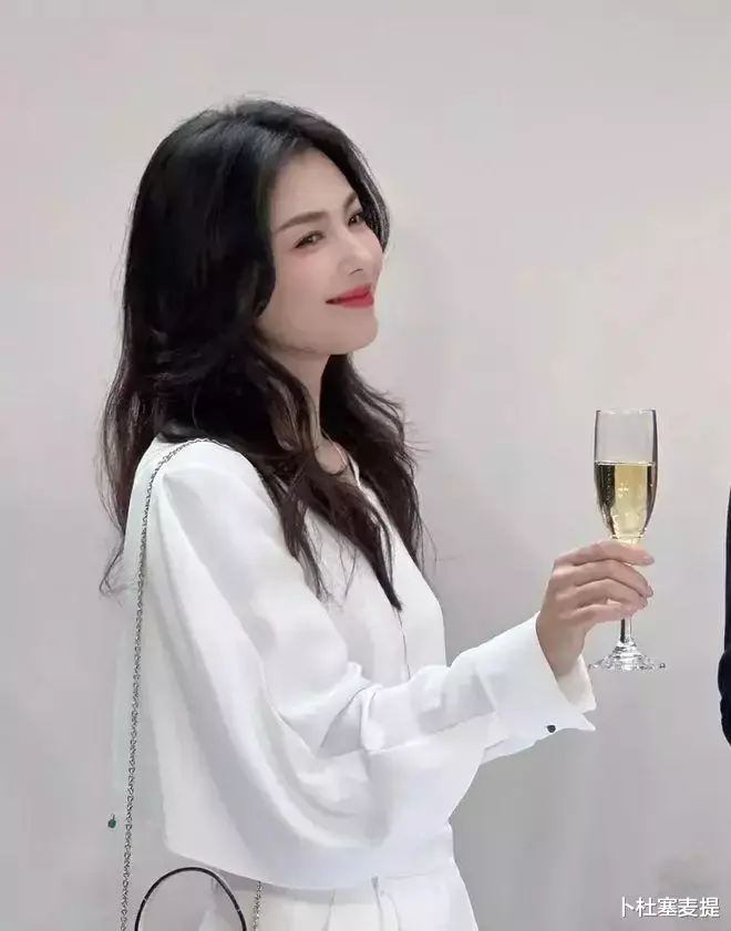 刘涛|45岁刘涛韩国整容，和宋慧乔共用一张脸，网友：亲妈来都分不清