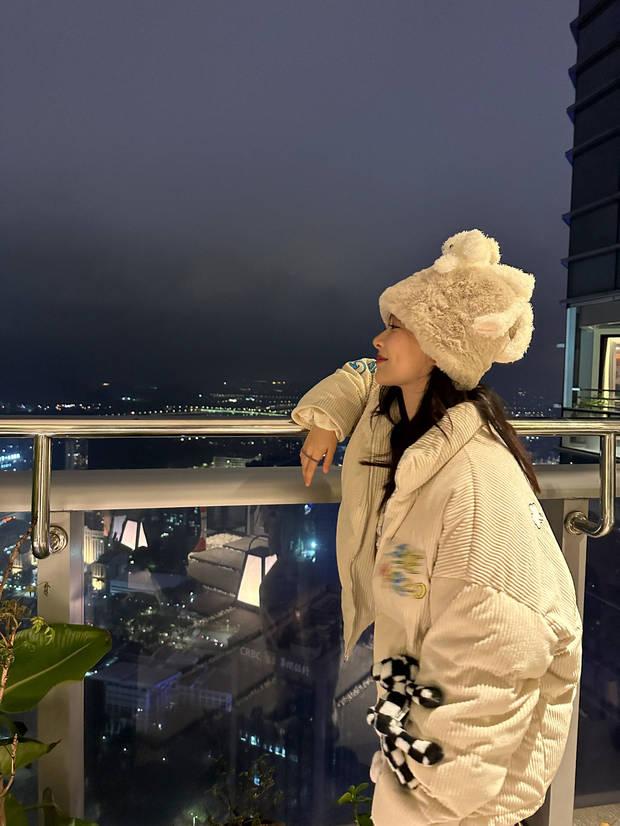 杨紫|杨紫戴白兔帽俏皮可爱 对镜灿笑超欢乐