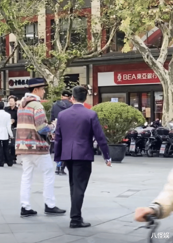 明道定居上海！与老婆穿情侣装看房，王婷萱怀抱女儿不插话好温柔