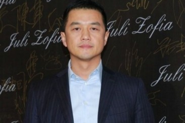 李亚鹏女儿周岁宴,李嫣疑特殊出场方式引争议,网友无语:真是恶心