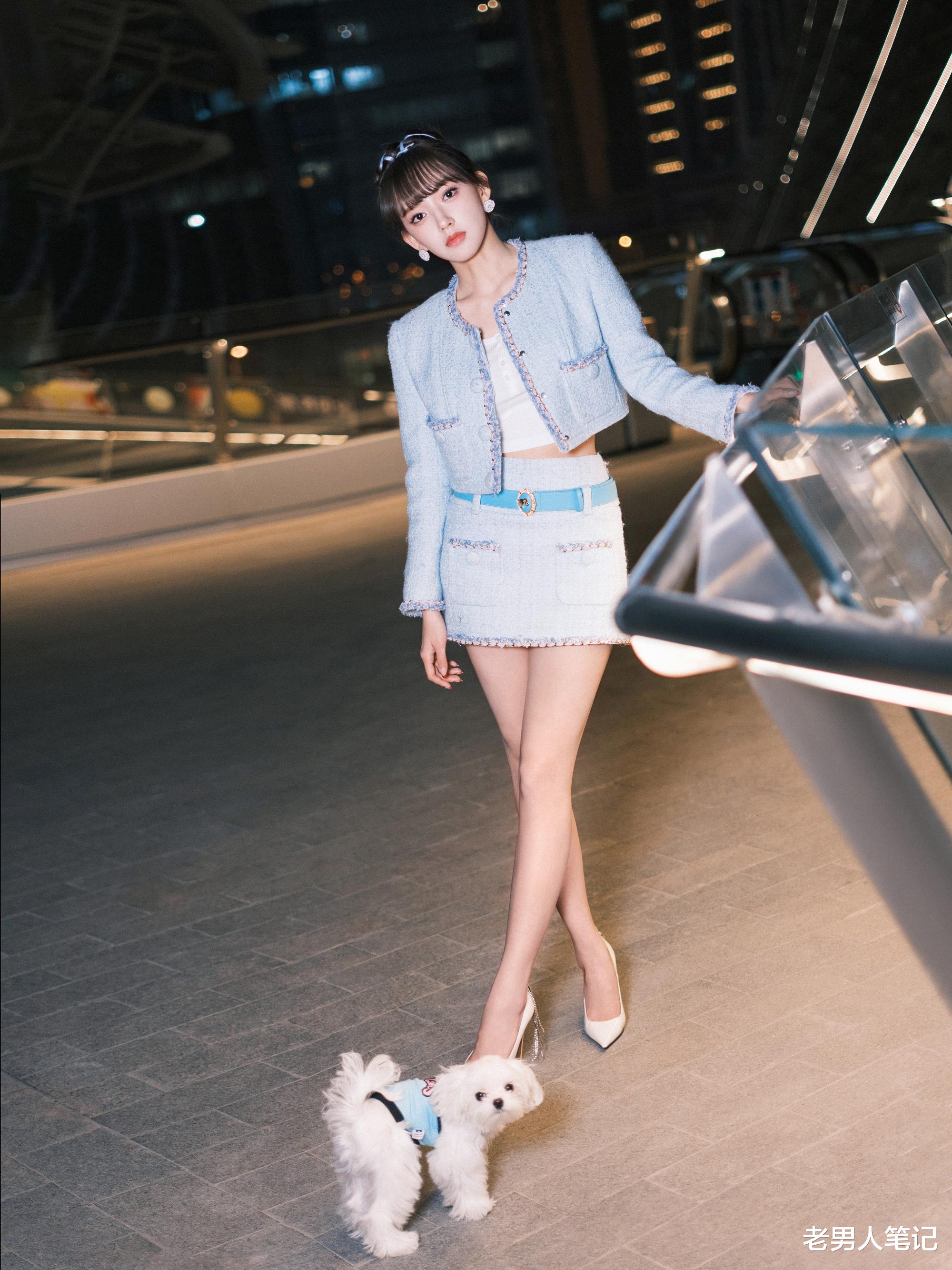 程潇|程潇小香风造型上线,白色小可爱外搭浅蓝西装裙,又酷又美