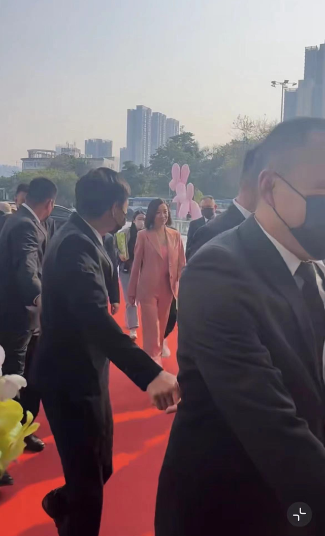 深圳市|知名港星现身深圳站台,获数名保镖拉人墙,周围无人围观场面尴尬!