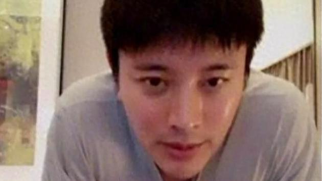 李小璐穿黑丝出门似摩登女郎，大方展示任路人拍照，竟撞脸柳岩？