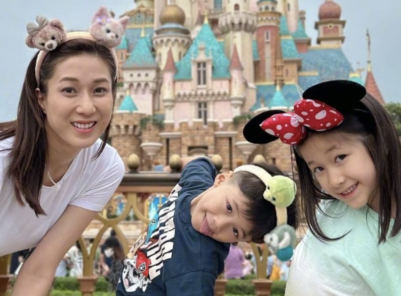 钟嘉欣|钟嘉欣带3个儿女打卡香港迪士尼，经常抱娃手臂粗壮，彰显妈妈力