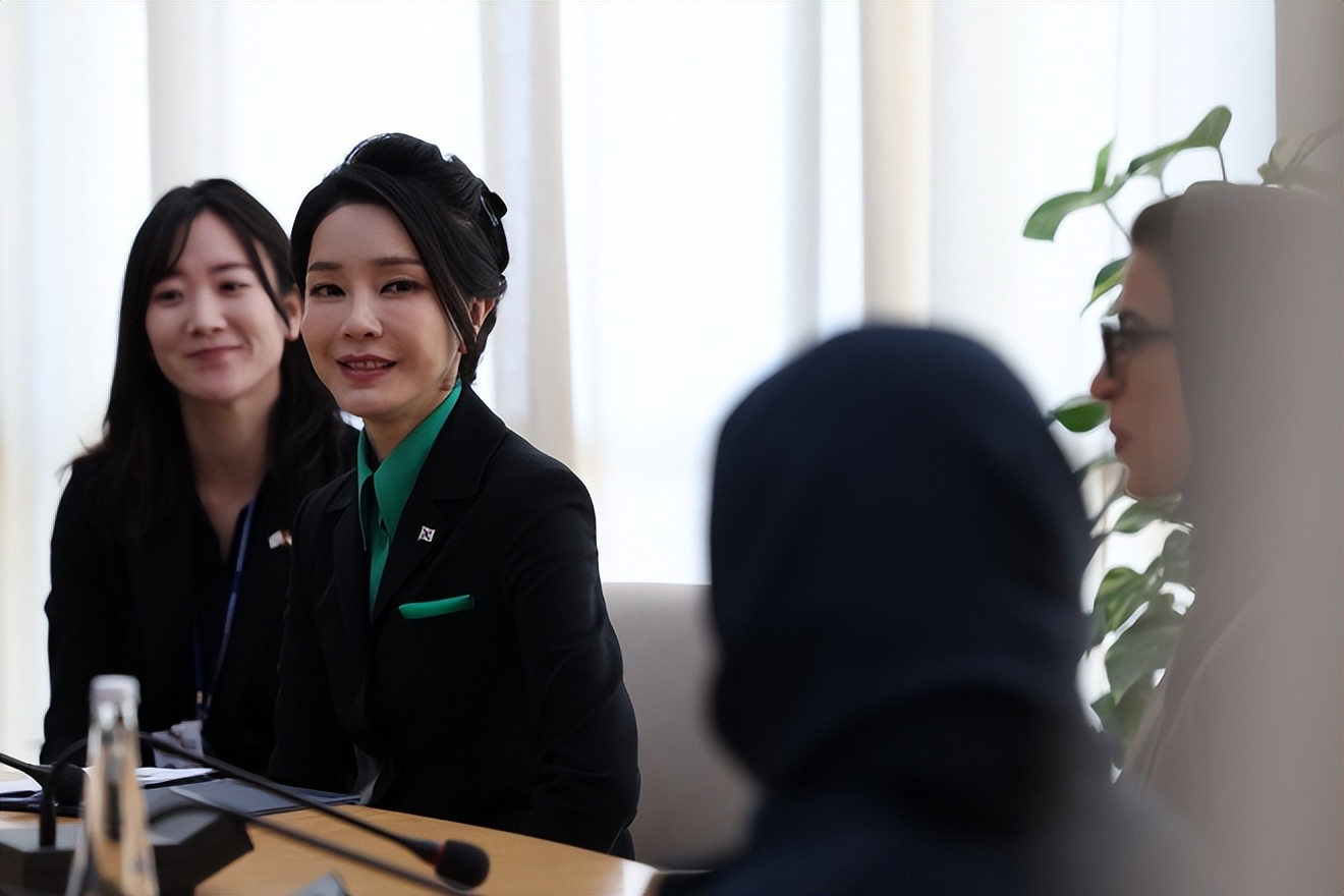 美甲 韩国夫人新年出访变“时装秀”?一天换4套美出圈,到瑞士又放招