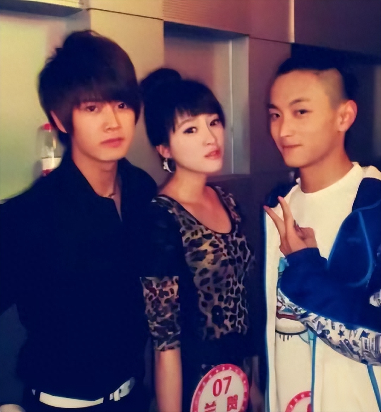 任嘉伦兰贺合照曝光,被扒两人10年前就认识,辛芷蕾也在吃瓜