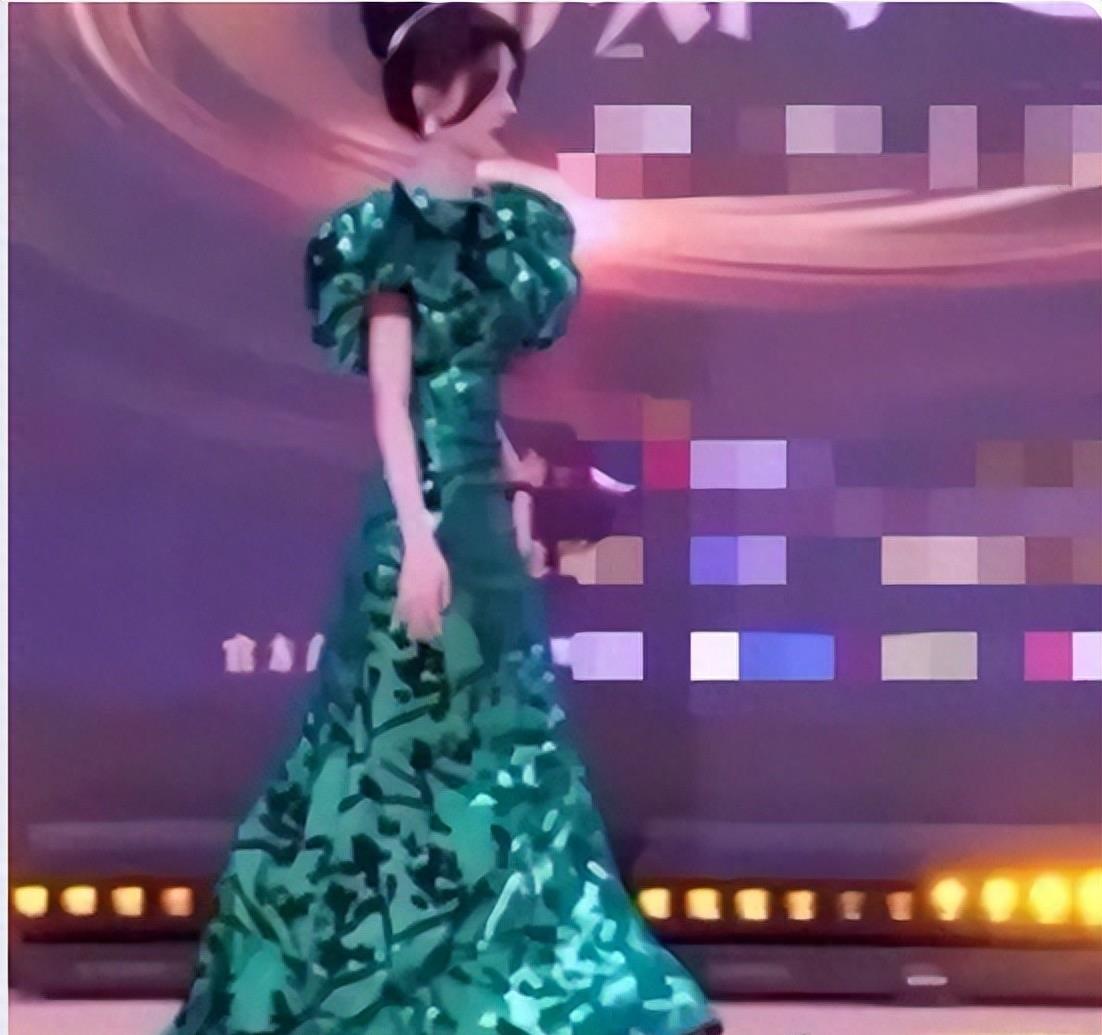 同样是43岁，当董洁和高圆圆同框，才知道中年女星瘦成排骨真丑！