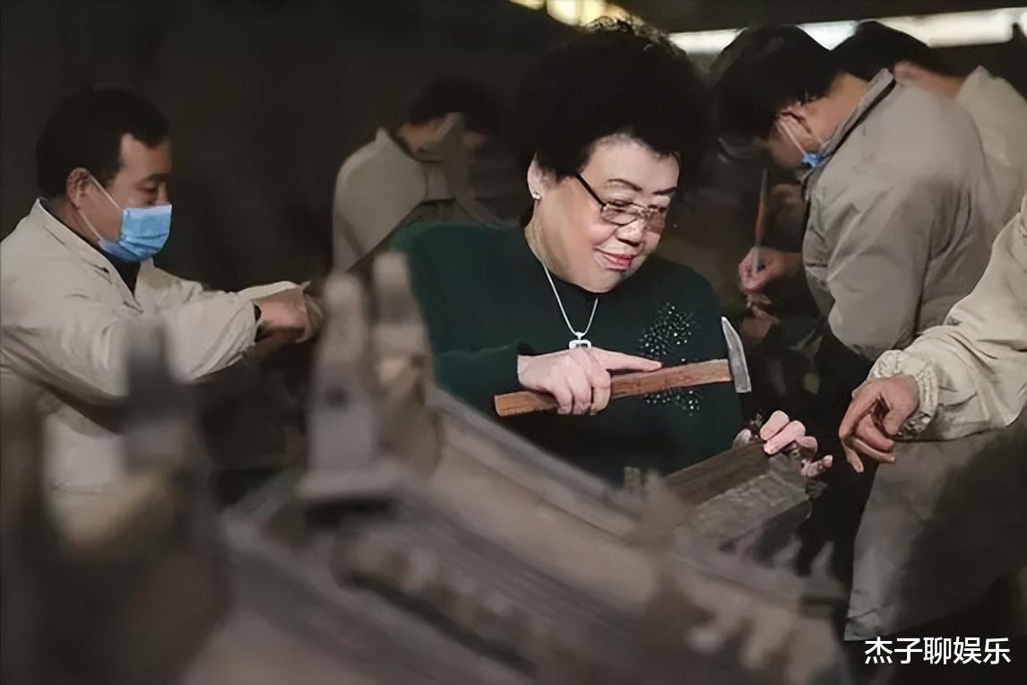 陈丽华立遗嘱:儿女每人一百亿,余下归唐僧老公?网友评论太扎心