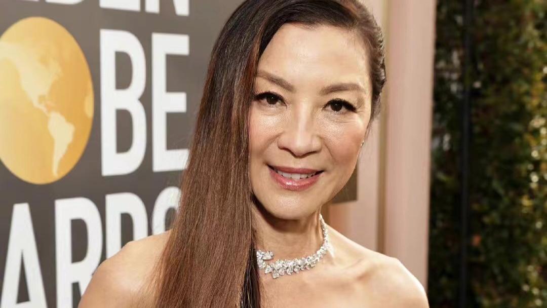 杨紫琼|杨紫琼亮相金球奖红毯，60岁肌肉明显皱纹横生，漏斗造型头重脚轻